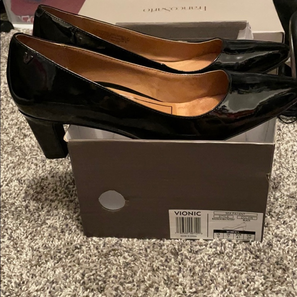 Vionic Black Patent Pump (Never Worm in box)